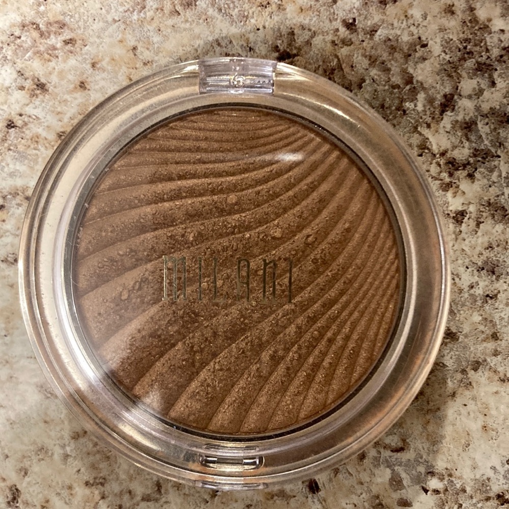 Milani Instant Glow Powder in 04 Glowing Strobelight.